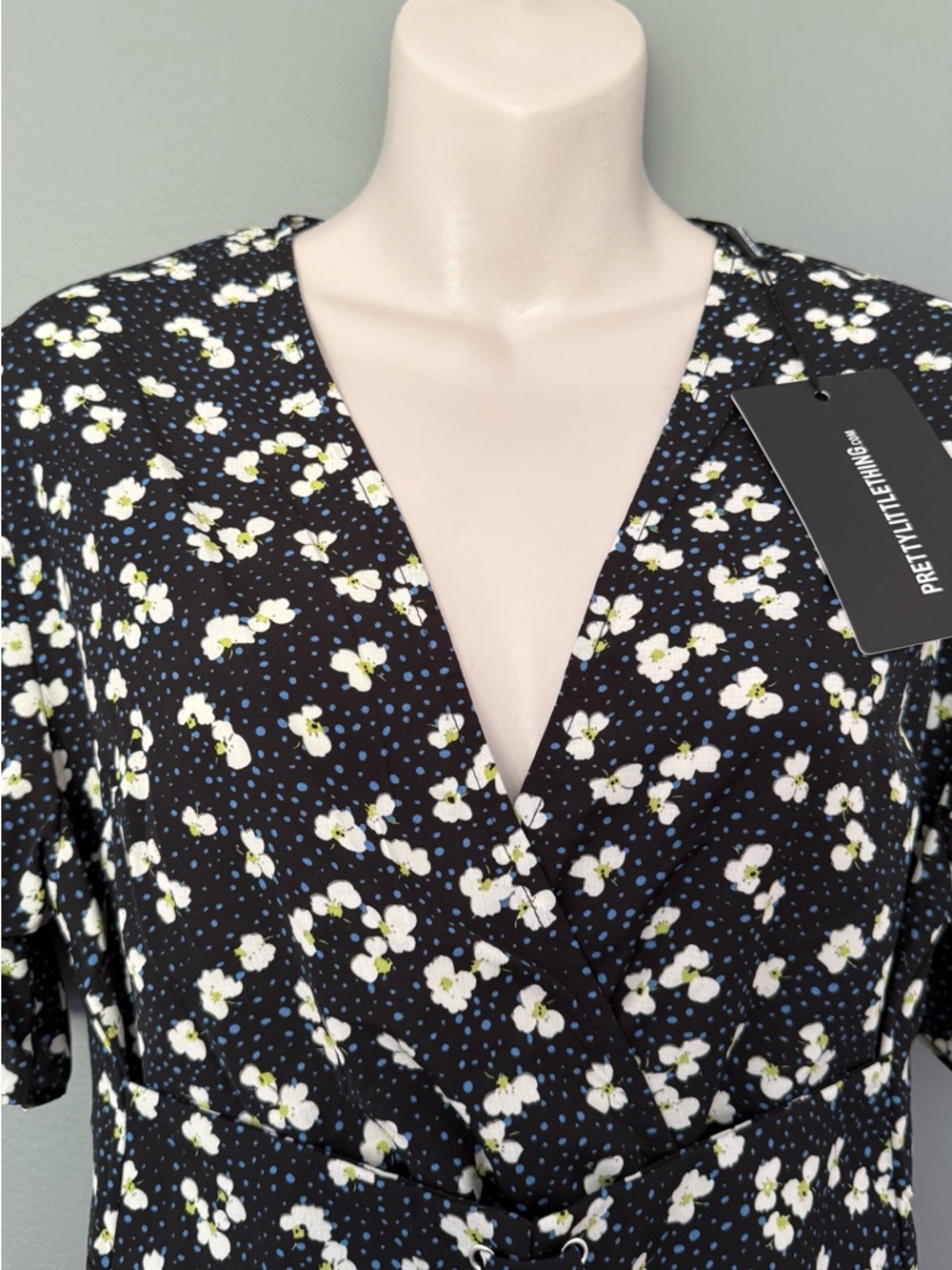 PrettyLittleThing Black w/blue polka dot Floral Ruffle Sleeve lightweight Dress - Picture 5 of 16